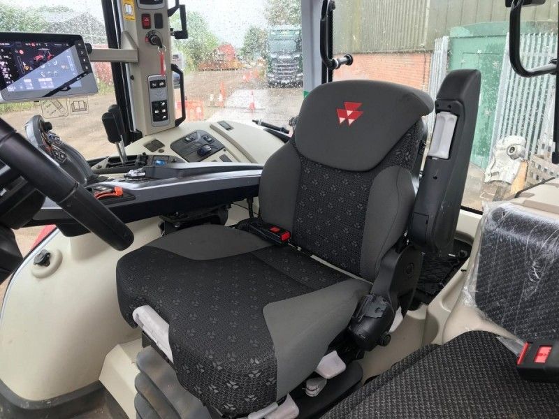 Massey Ferguson - 5S.125 EFD4 4WD TRACTOR - Image 8